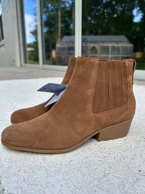 NWT - AEROSOLES ‘Claus’ Suede Leather Western Booties